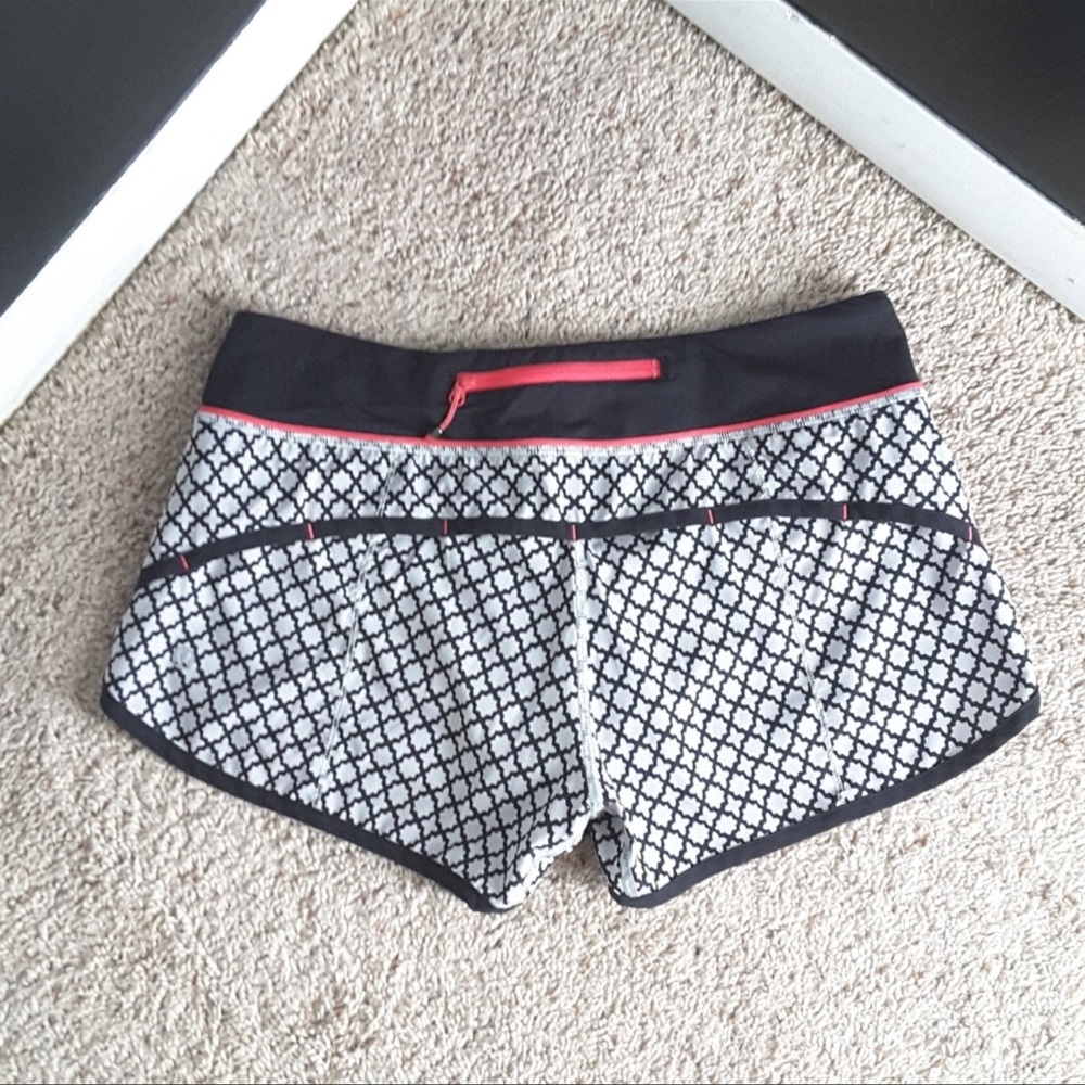 LULULEMON Speed Short Soul Geo Silver Spoon RARE 6